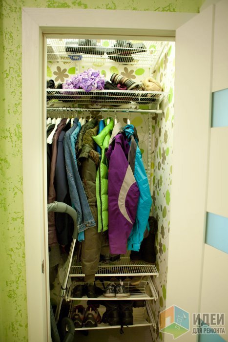 Дизайн длинного коридора салатового цвета с декоративной штукатуркой на стенах и мини-гардеробной