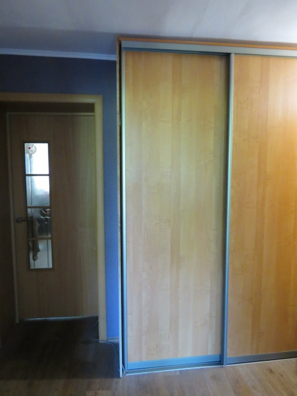 Дизайн сложного длинного коридора, получившегося из проходной комнаты в двухкомнатной хрущевке (9 фото)