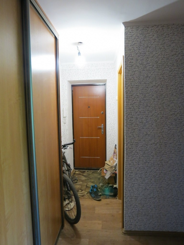 Дизайн сложного длинного коридора, получившегося из проходной комнаты в двухкомнатной хрущевке (9 фото)