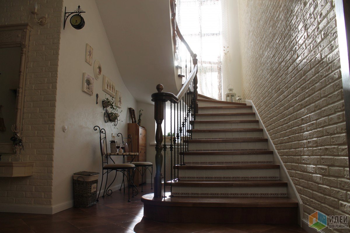 Прихожая с открытой вешалкой, самодельным шкафом и лестницей на второй этаж в частном доме