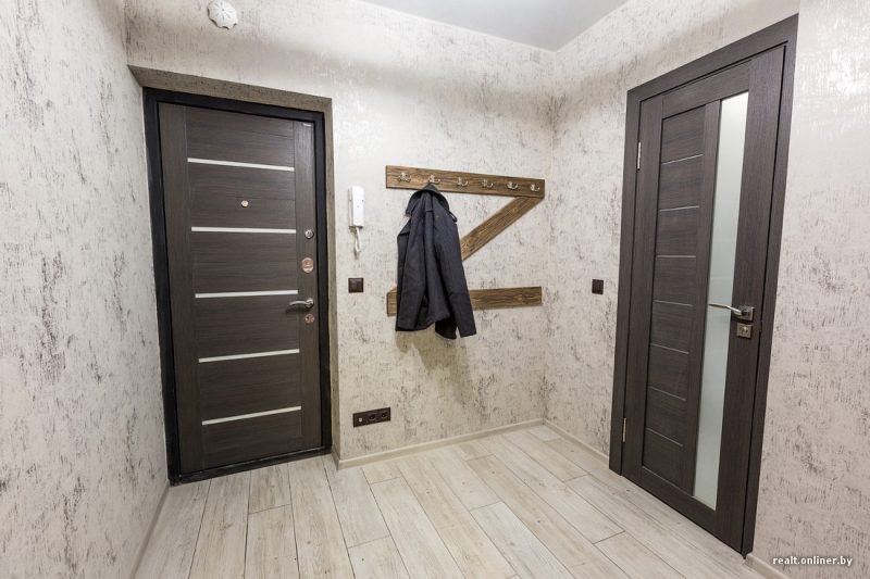Небольшой коридор с теплым полом и самодельной люстрой в однокомнатной квартире после перепланировки