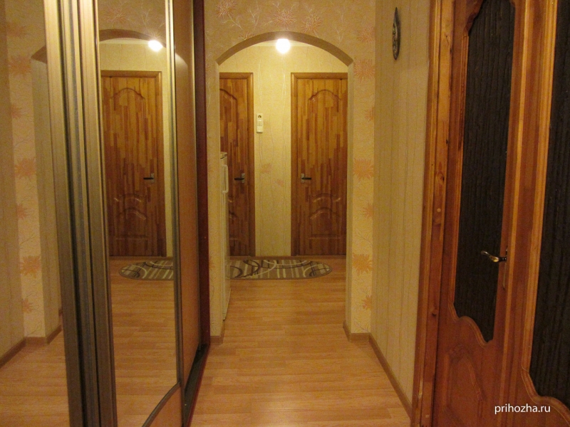 Дизайн длинного коридора 12,2 кв.м с аркой, морозильником и скрытым трельяжом в шкафу-купе