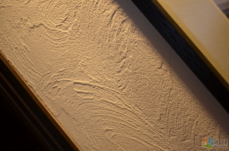 Белая Г-образная прихожая с декоративной штукатуркой на стенах и дверьми цвета венге